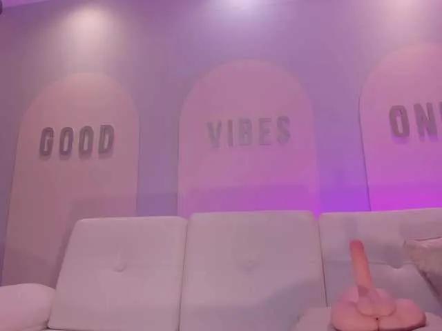 Offline CandaseRussell on BongaCams