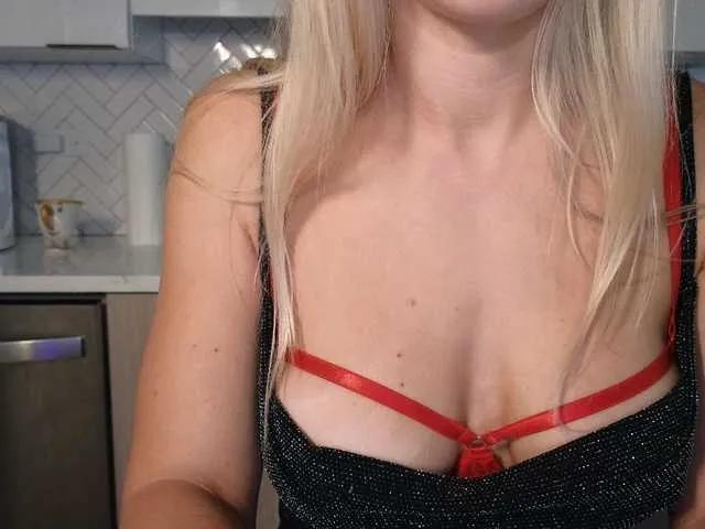 Offline LunaBlondSexy on BongaCams