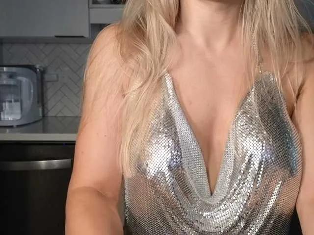 Offline LunaBlondSexy on BongaCams