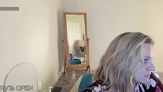 Freechat Peaches_N_Kreme on StripChat