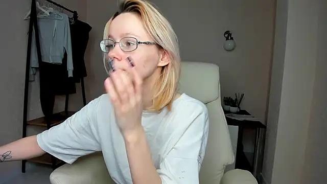 BlondyLily from StripChat is Freechat