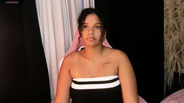 Carolinaa_ from StripChat is Freechat